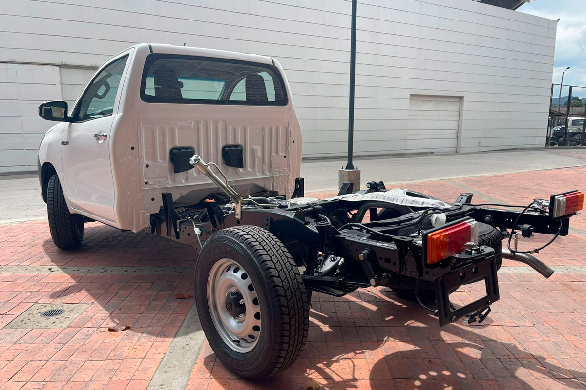 Toyota-Hilux-Chasis-Novamotors