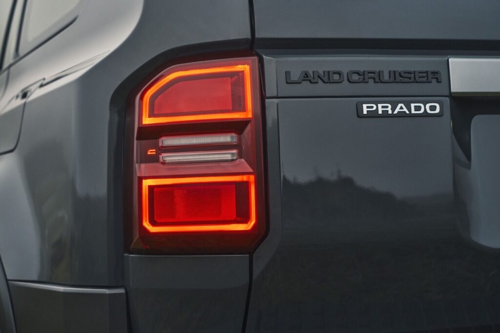 Farol trasero y emblema Land Cruiser Prado