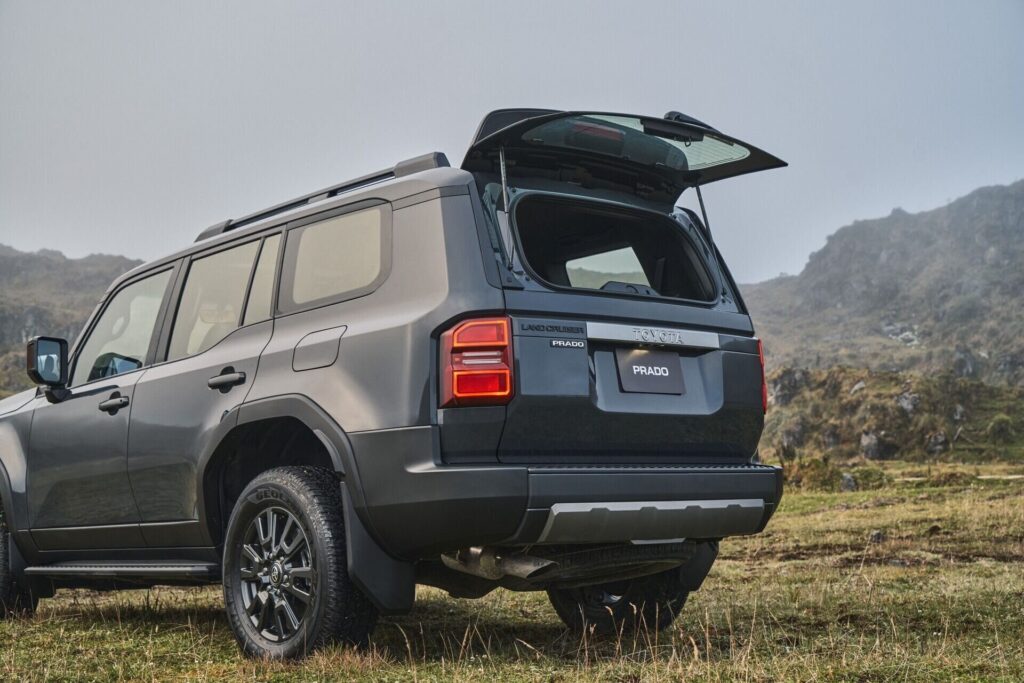 Portón trasero abierto de la Toyota Land Cruiser Prado
