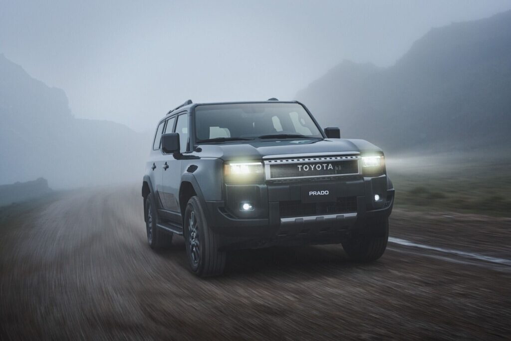 Toyota Land Cruiser Prado en la niebla con las luces encendidas