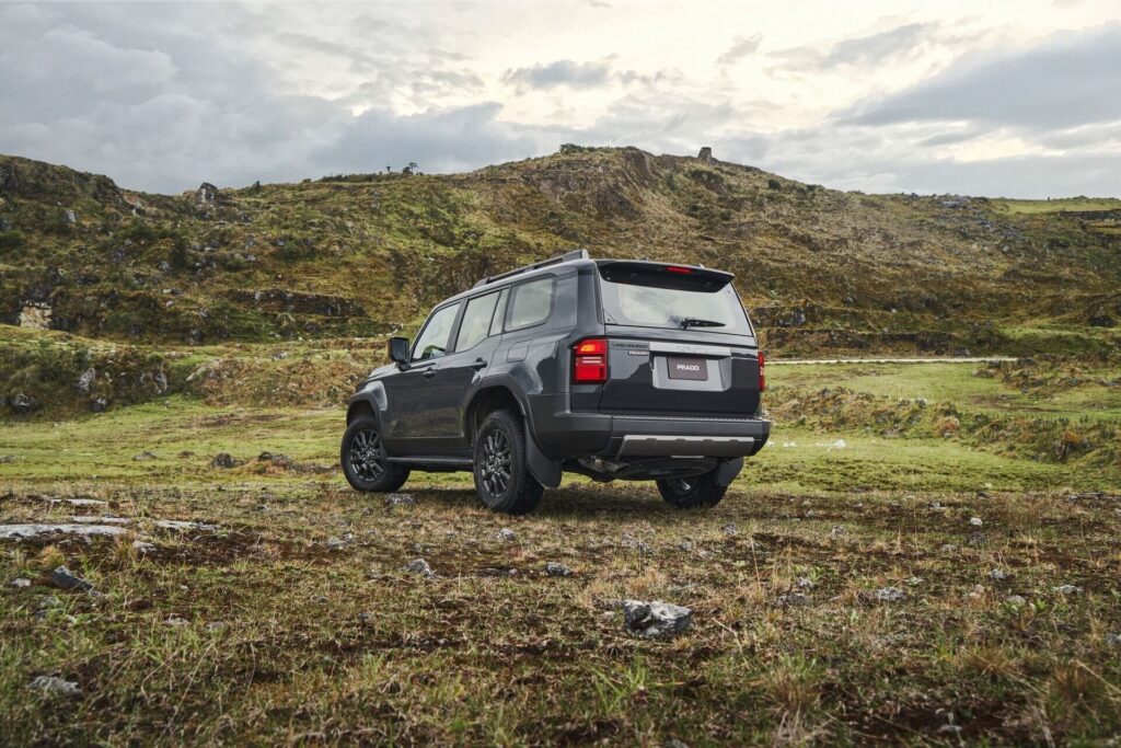 Toyota Land Cruiser Prado de perfil en campo abierto