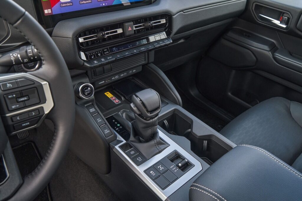 Palanca de cambios y mandos 4x4 de la Toyota Land Cruiser Prado