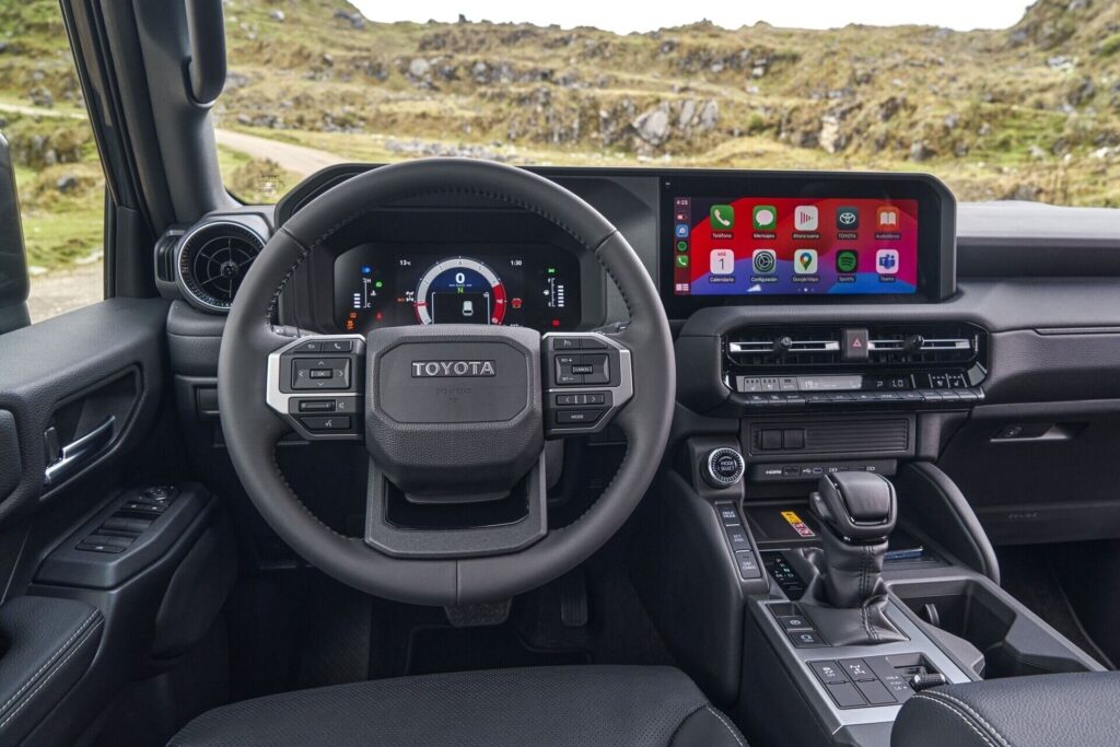 Volante y pantalla de la Toyota Land Cruiser Prado