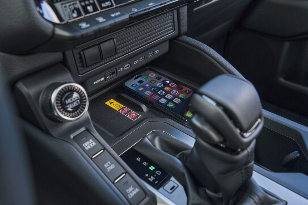 Consola central con cargador inalámbrico de la Toyota Land Cruiser Prado