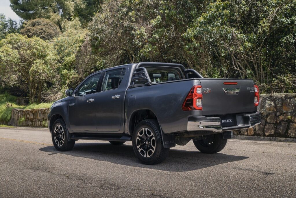 Toyota Hilux SRX de tres cuartos traseros en carretera
