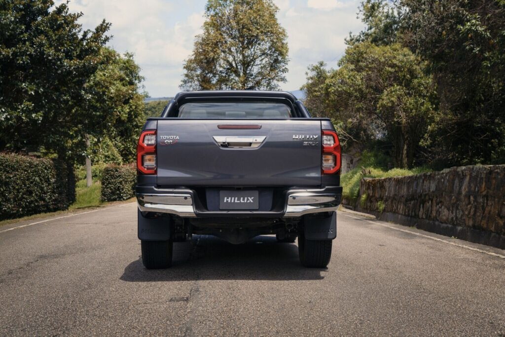 Toyota Hilux vista desde atrás, con el platón cerrado