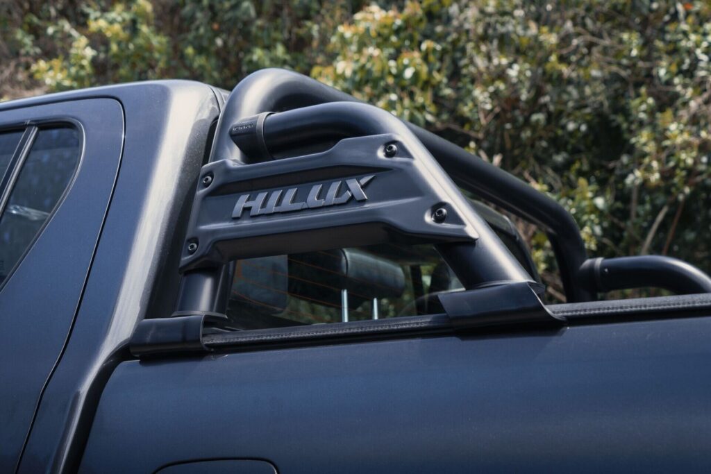 Barra antivuelco del platón con la marca HILUX