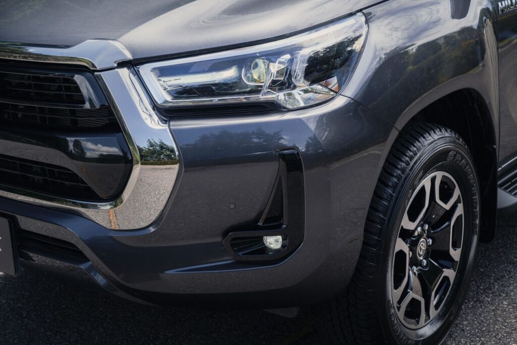 Detalle del faro delantero y el rin de la Toyota Hilux