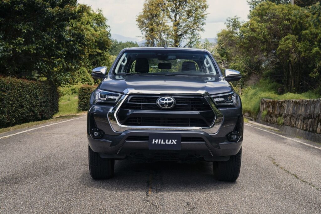 Toyota Hilux de frente en carretera