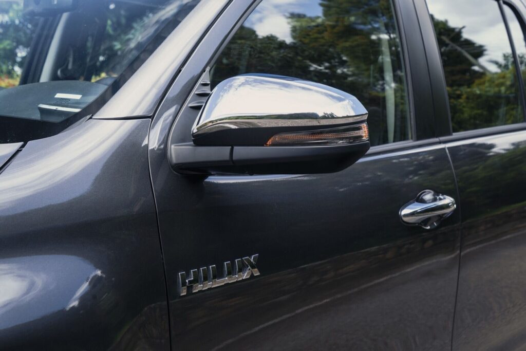 Espejo cromado y línea de la ventana de la Toyota Hilux