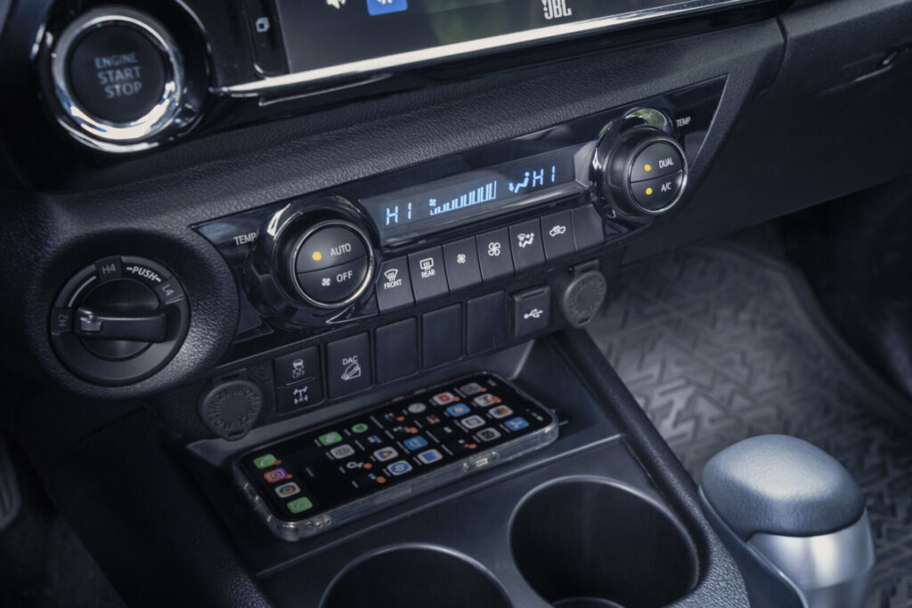 Consola central y mandos del aire acondicionado de la Toyota Hilux