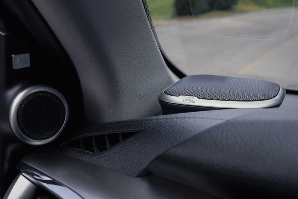 Detalle del parlante de agudos sobre el tablero de la Toyota Hilux