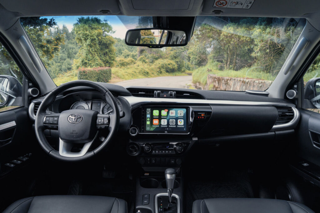 Puesto de conducción de la Toyota Hilux: timón, pantalla táctil y consola