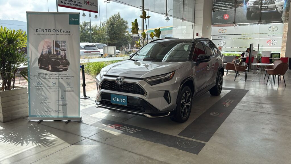 Toyota RAV4 Híbrida con placa KINTO en la vitrina de Novamotors