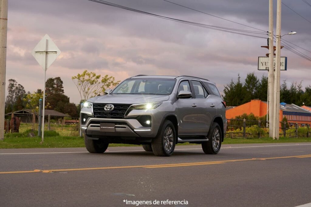 Toyota Fortuner en carretera con las luces encendidas