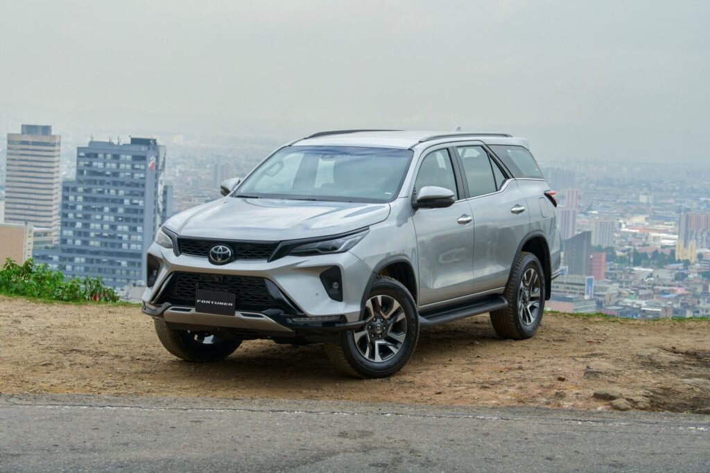Toyota Fortuner sobre el mirador, con Bogotá al fondo