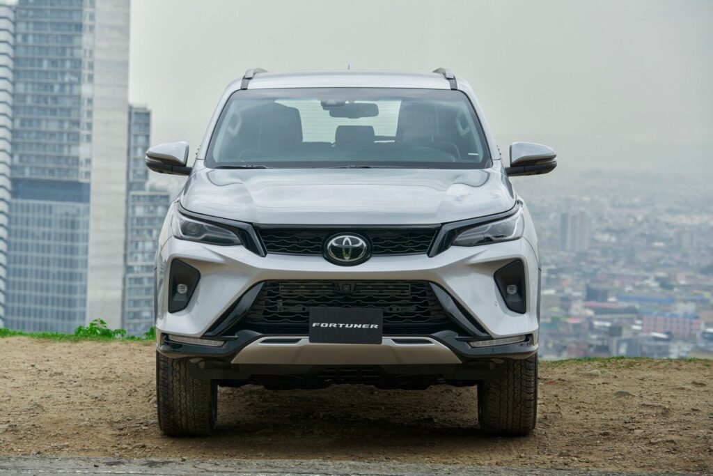 Toyota Fortuner de frente, con la ciudad al fondo