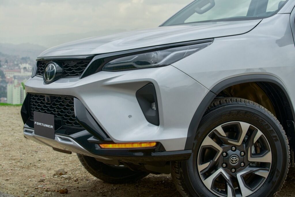 Detalle del frente y el rin del Toyota Fortuner