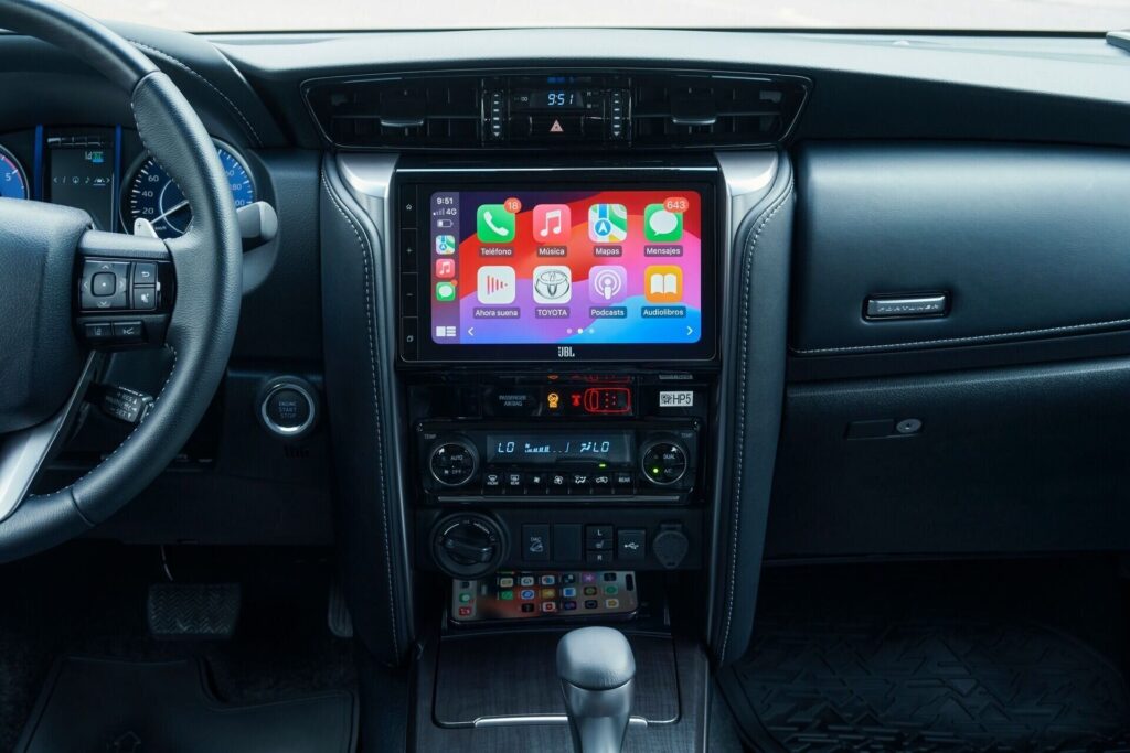 Pantalla central y consola del Toyota Fortuner