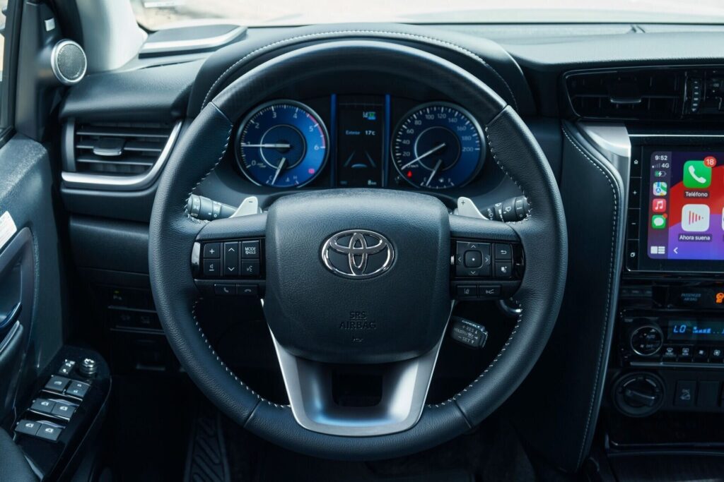 Volante y tablero del Toyota Fortuner