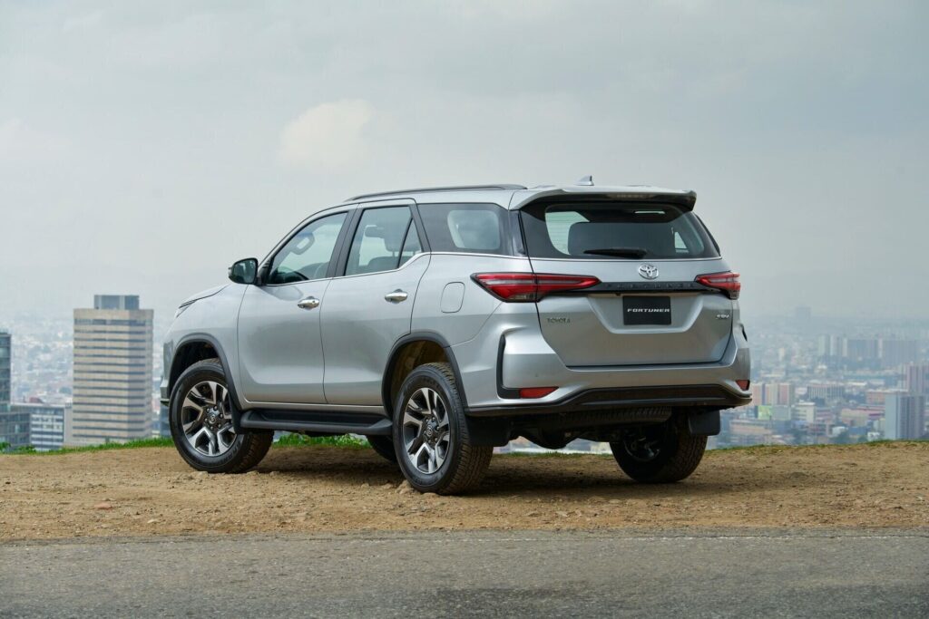 Toyota Fortuner de tres cuartos traseros