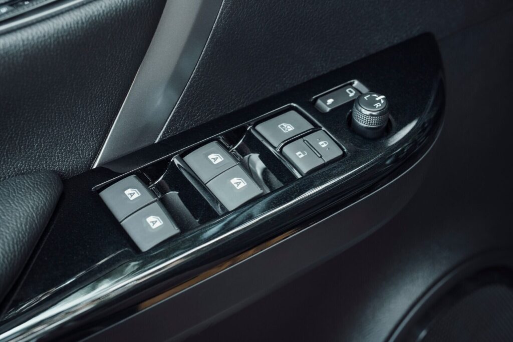 Mandos de las ventanas en la puerta del Toyota Fortuner