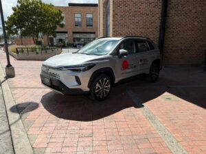 Toyota Corolla Cross de pruebas en la vitrina de Novamotors