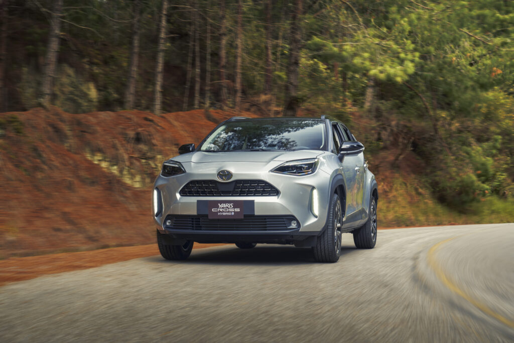 Toyota Yaris Cross Híbrido de frente en carretera de montaña