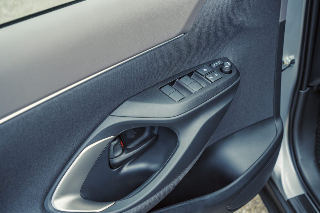 Panel de puerta y mandos de ventanas del Toyota Yaris Cross