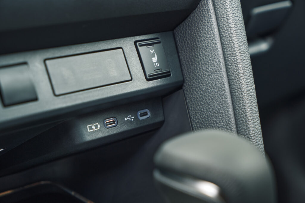 Consola central del Toyota Yaris Cross con cargador inalámbrico y puertos USB