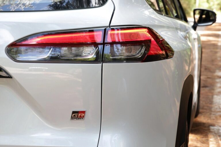Emblema GR Sport en el costado, junto al farol trasero LED