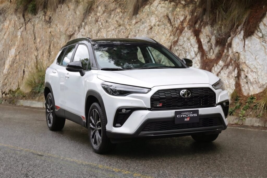 Toyota Corolla Cross GR-S de tres cuartos frontales, detenido