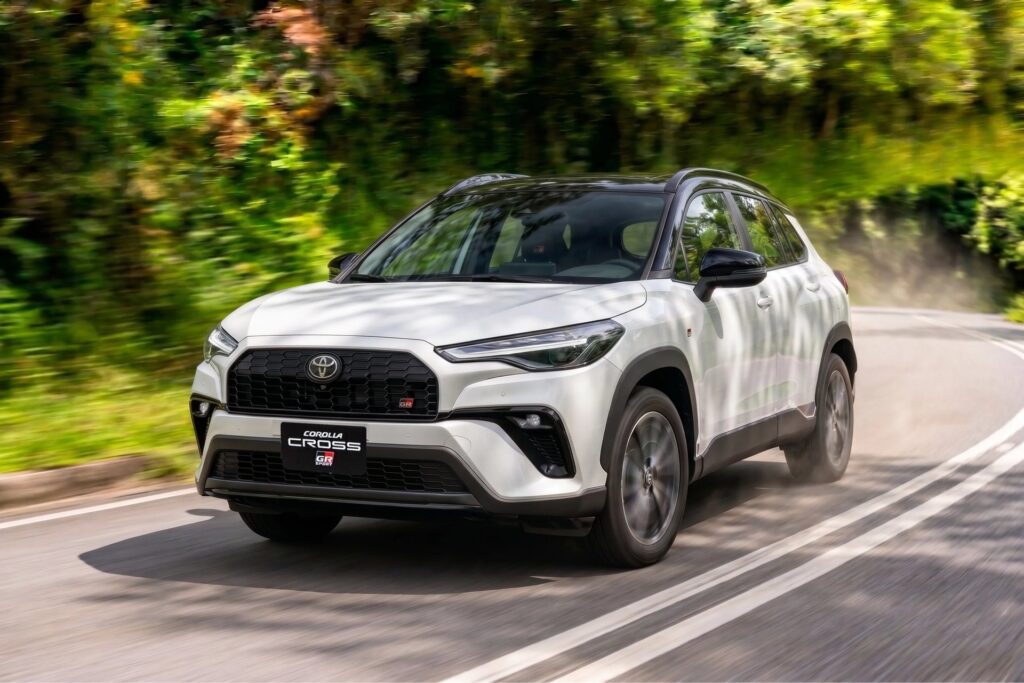 Toyota Corolla Cross GR-S en marcha, de tres cuartos frontales