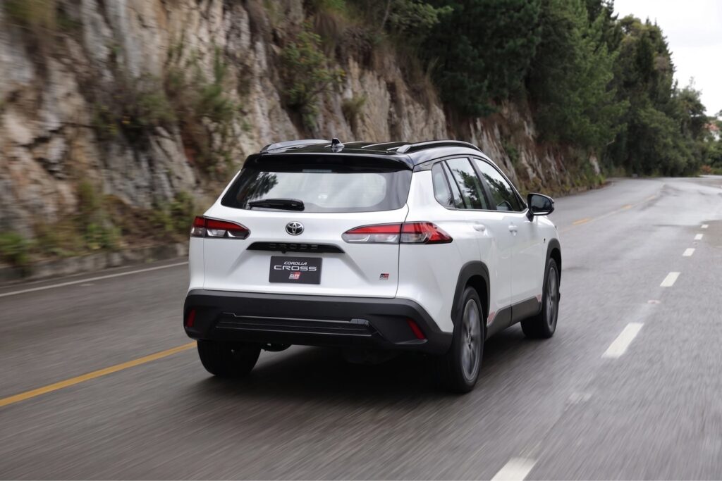 Toyota Corolla Cross GR-S en marcha, de tres cuartos traseros