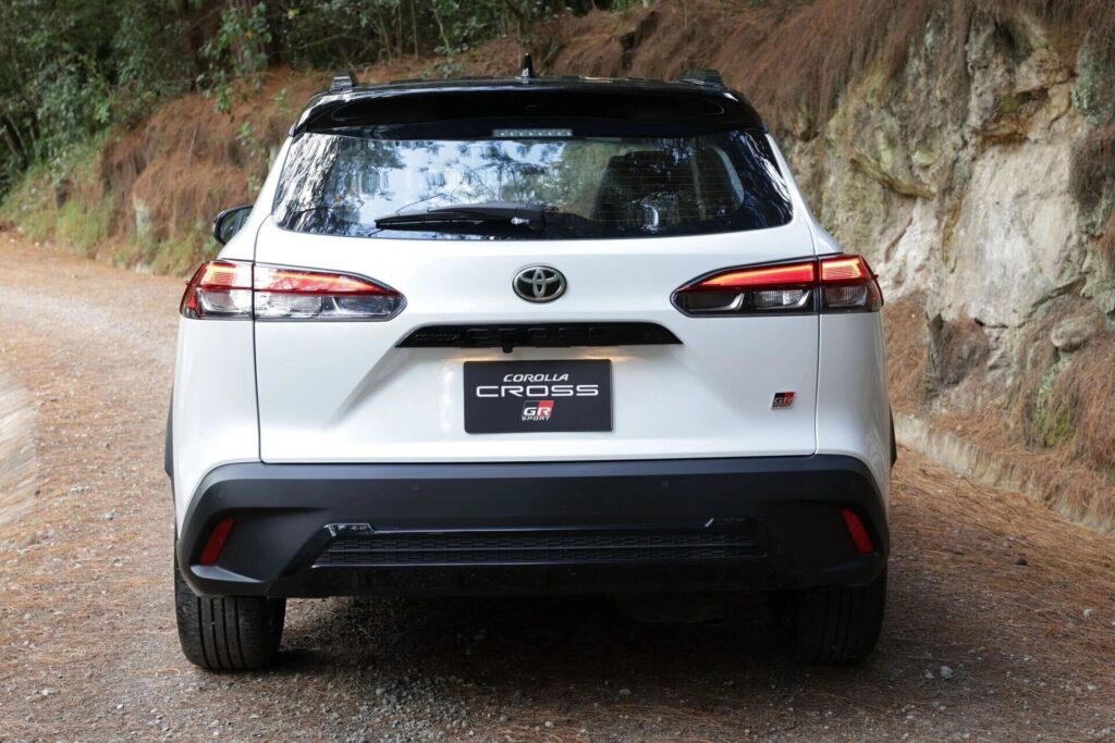 Toyota Corolla Cross GR-S de tres cuartos traseros, detenido