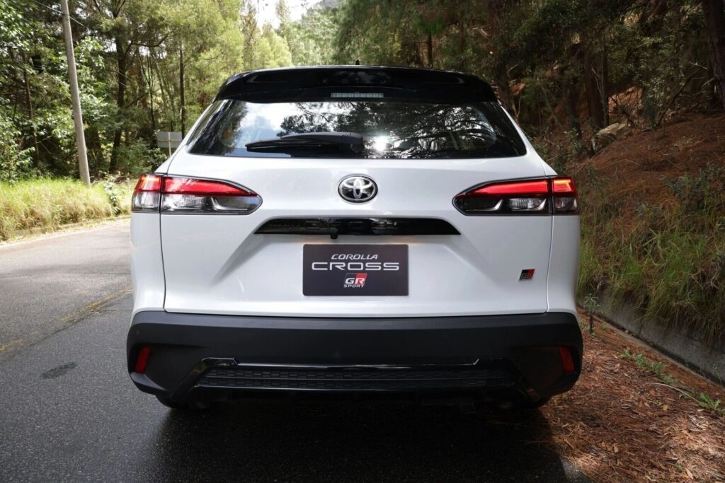 Toyota Corolla Cross GR-S de frente por detrás en carretera
