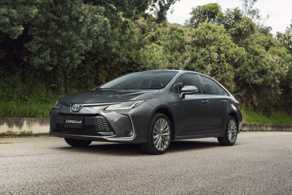 Toyota Corolla Híbrido en carretera