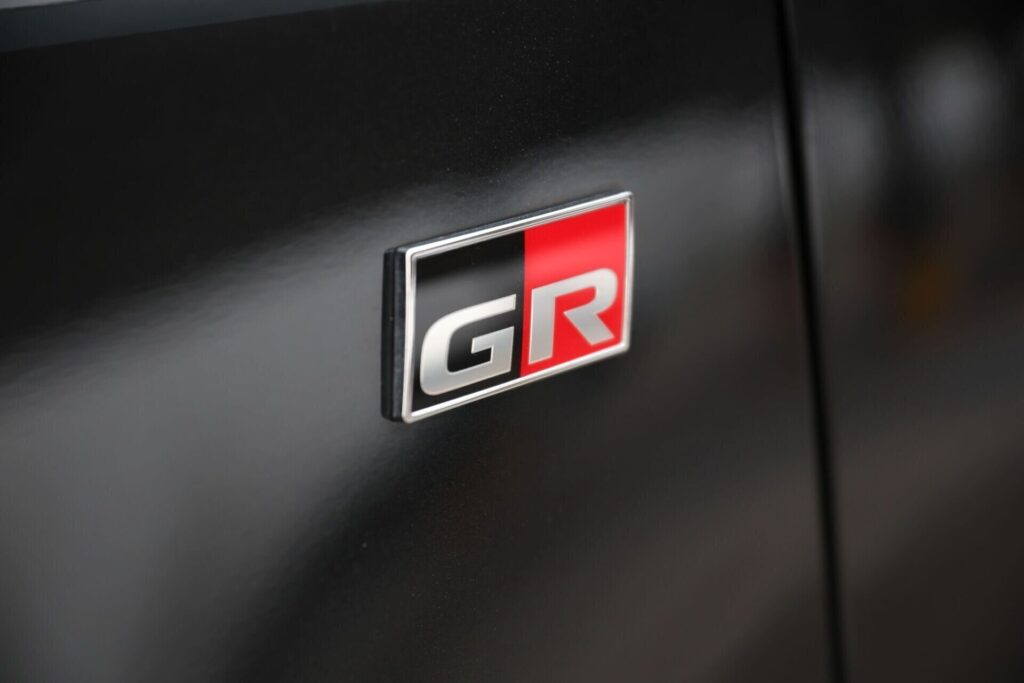 Emblema GR sobre la carrocería del Toyota Corolla GR-S
