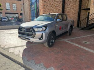 Toyota Hilux de pruebas en la vitrina de Novamotors