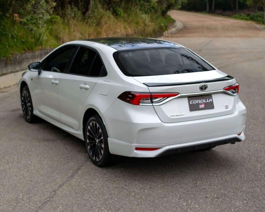 Toyota Corolla GR-S de tres cuartos traseros