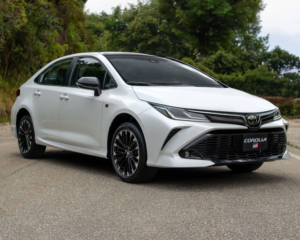 Toyota Corolla GR-S de tres cuartos frontales
