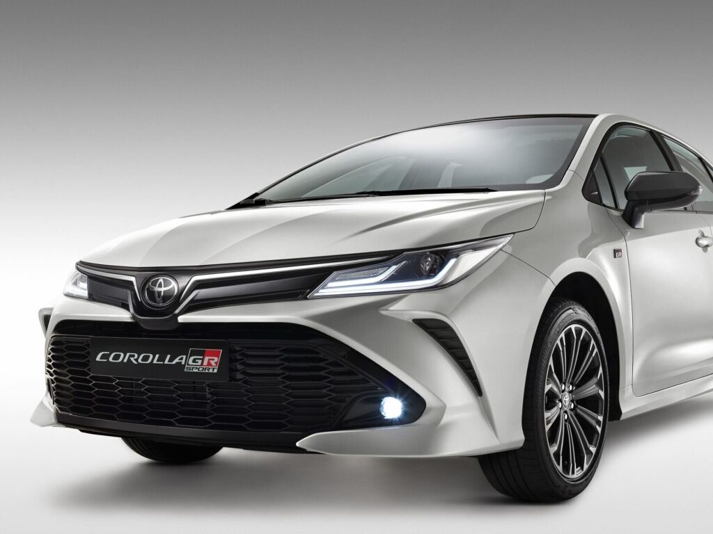 Frente del Toyota Corolla GR-S en estudio
