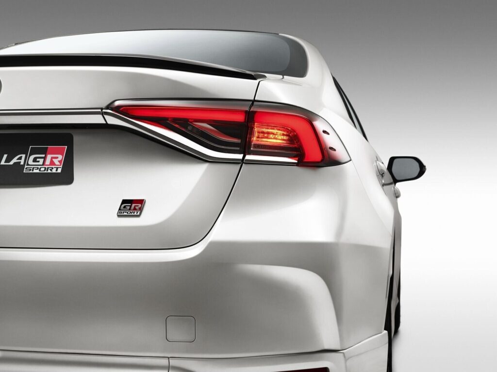 Emblema COROLLA GR-S en el portón