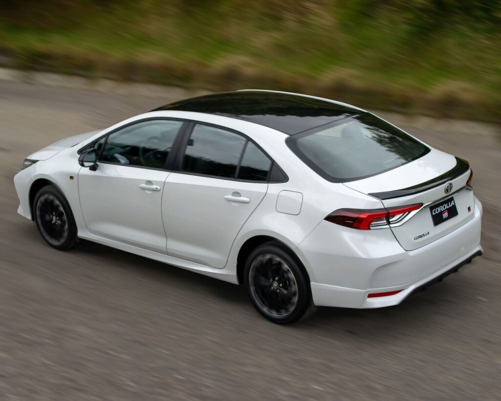 Toyota Corolla GR-S de tres cuartos traseros, en movimiento