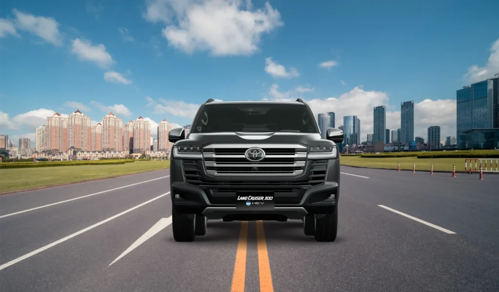 Toyota Land Cruiser 300 de frente en la carretera