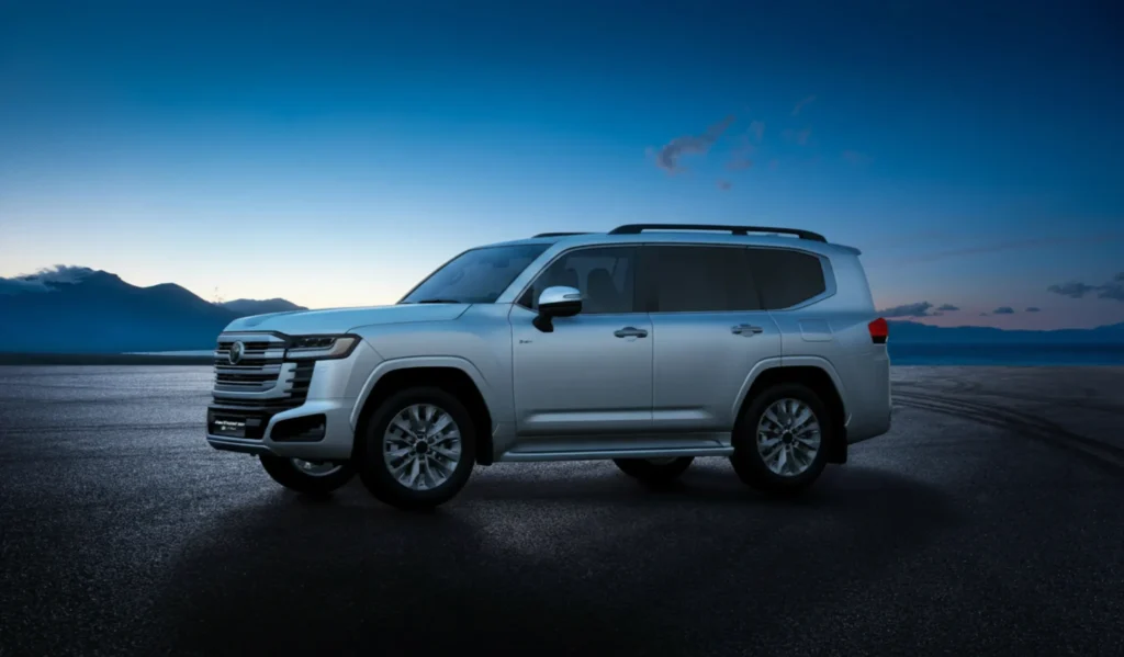Toyota Land Cruiser 300 de tres cuartos delanteros al anochecer
