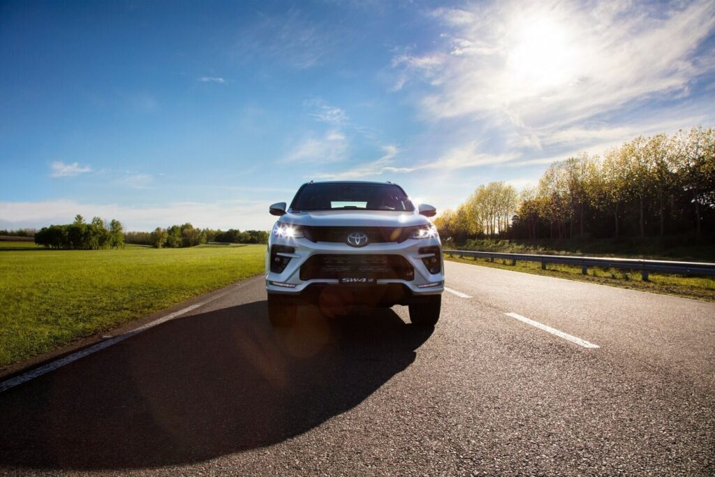 Toyota Fortuner GR-S de frente en carretera, a contraluz