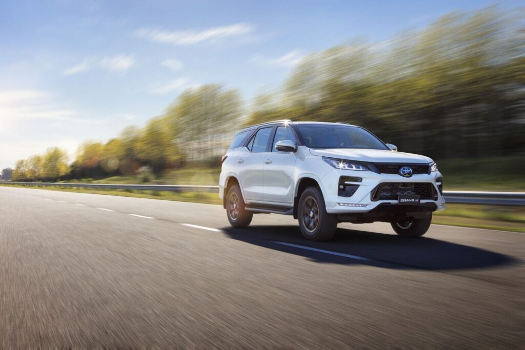 Toyota Fortuner GR-S en marcha, de tres cuartos frontales
