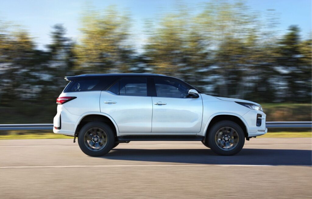 Toyota Fortuner GR-S de perfil, en movimiento