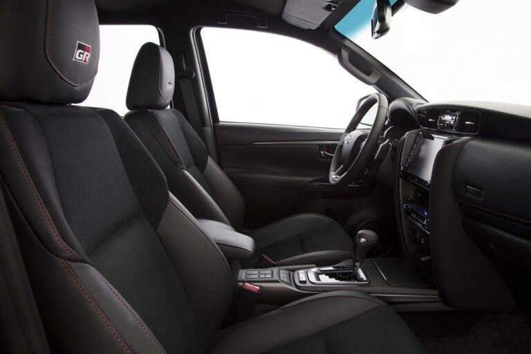 Cabina de la Toyota Fortuner GR-S en cuero y gamuza